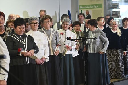 Ljudske pevke Cebelice 25 let delovanja (2)